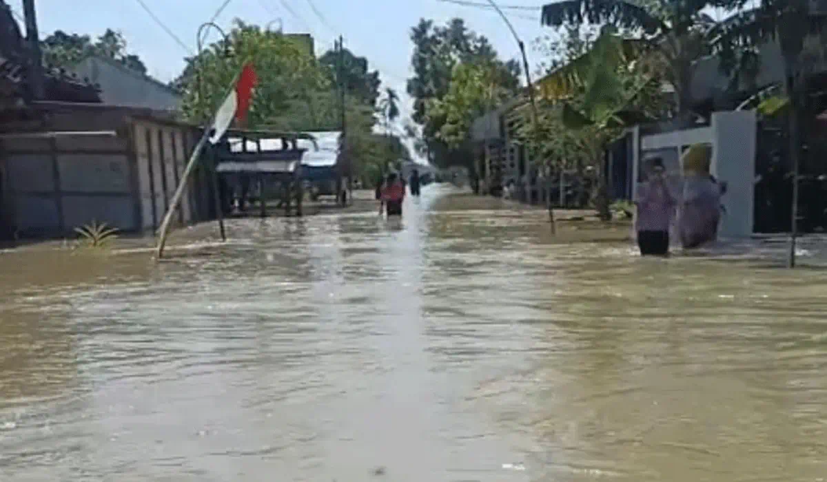 Upaya Warga Menahan Banjir  