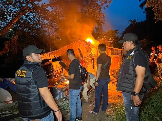 Tak Berkutik Disergap Polisi! Barak Narkoba Klambir V Dihancurkan, Satu Pengedar Berhasil Diamankan
