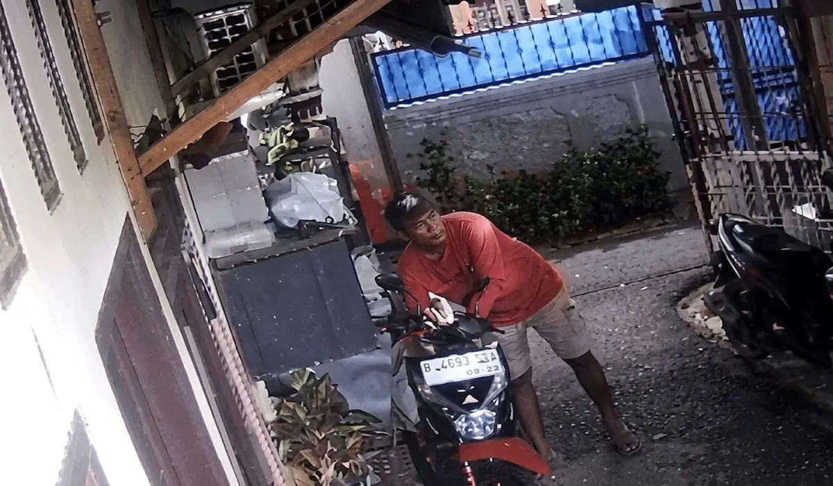 Tak Kenal Waktu! Pencuri Nekat Gondol Sepeda Motor di Siang Hari Kawasan Jakbar