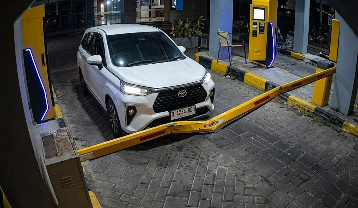 Heboh di Bandung! Pemobil Nekat Terobos Palang Parkir Mal Usai Diduga Kepergok Mesum