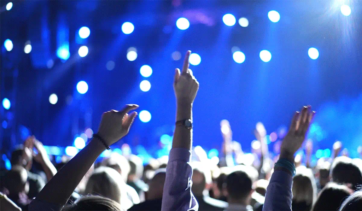 Bukan Sekadar Hiburan! Kenapa Gen-Z Rela Ngutang Demi Konser? Ini Penjelasan Pakar Unair
