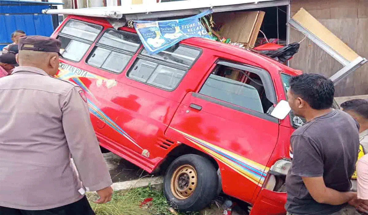 Detik-Detik Angkot Trayek Laha Tabrak Kios di Rumah Tiga! Diduga Sopir Mengantuk