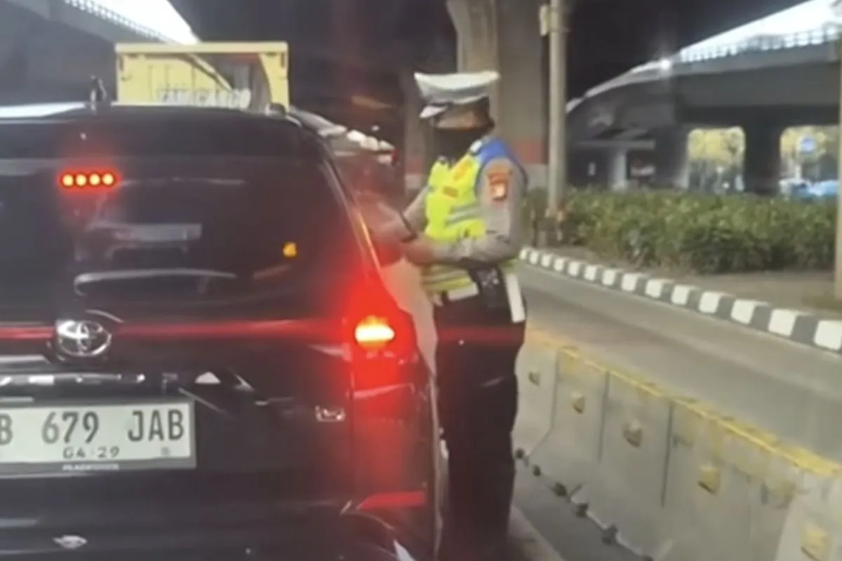 Bikin Heboh! Polisi Terekam Kamera Diduga Minta “Salam Tempel” ke Sopir Avanza, Apa yang Terjadi?