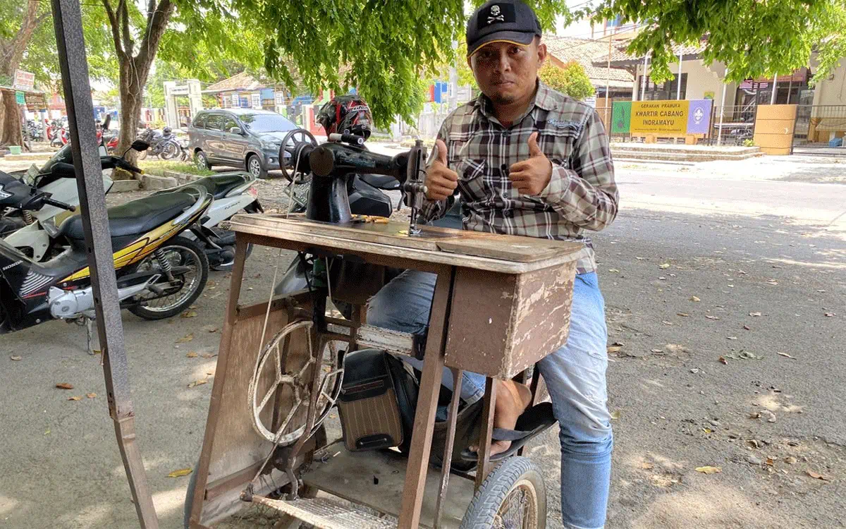 Bikin Salut! Gen Z Indramayu Ini Tak Gengsi Jadi Tukang Jahit Keliling demi Bertahan Hidup