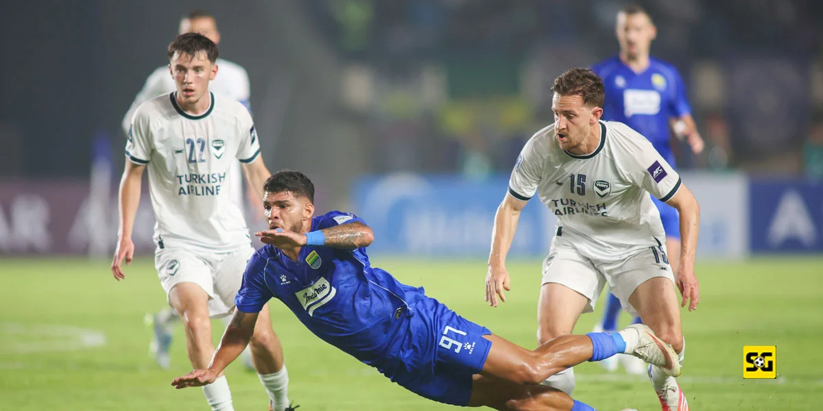 Rosembergne da Silva berduel dengan Pemain-Pemain Melbourne Victory di Laga Persib vs. Melbourne Victory
