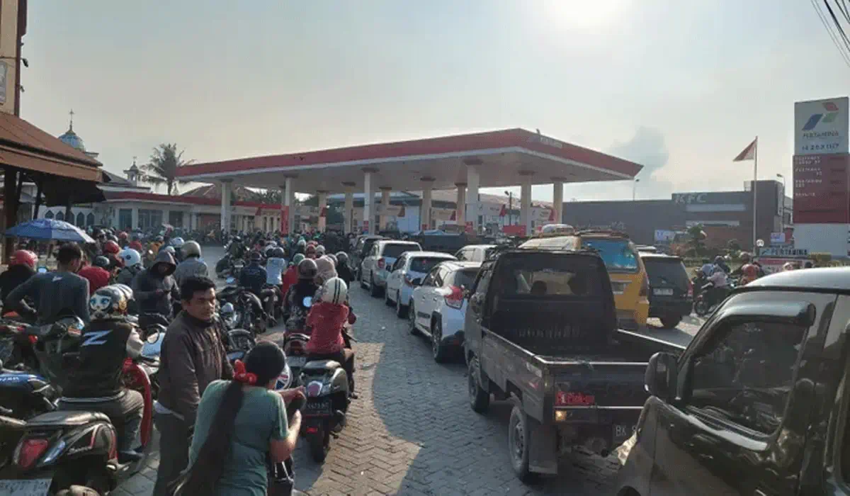 Sunardi menjelaskan antrean di sejumlah SPBU terjadi karena adanya penurunan ritase pengiriman mobil tangki