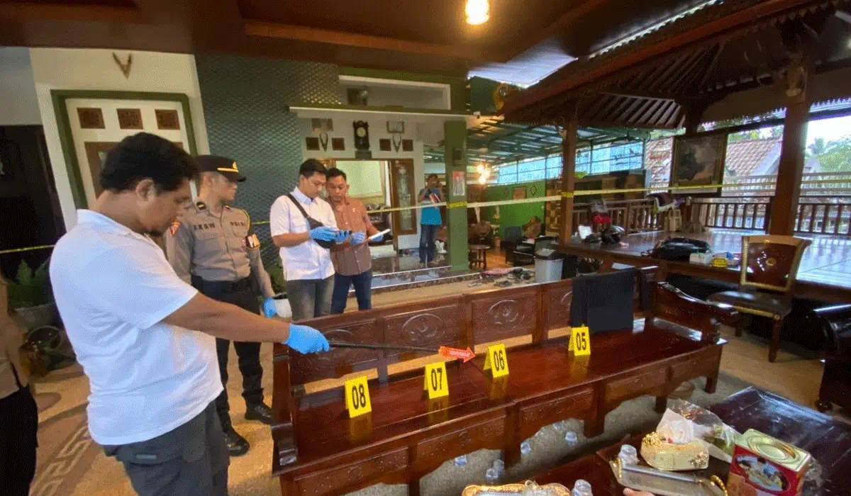 Kades Lumajang Diserang Brutal! Dikeroyok dan Dibacok OTK, Pelaku Masih Diburu