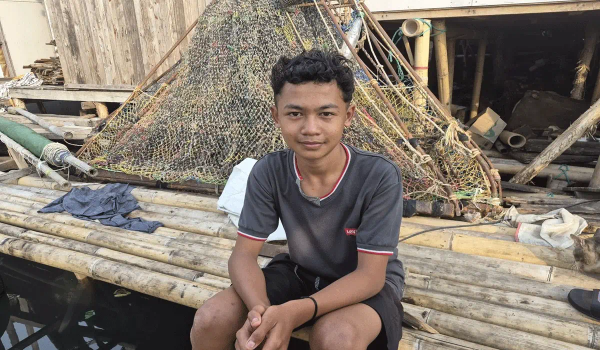 Di Saat Teman-Temannya Liburan, Gen Z Ini Justru Bertaruh Nyawa Lawan Ombak Demi Orangtua