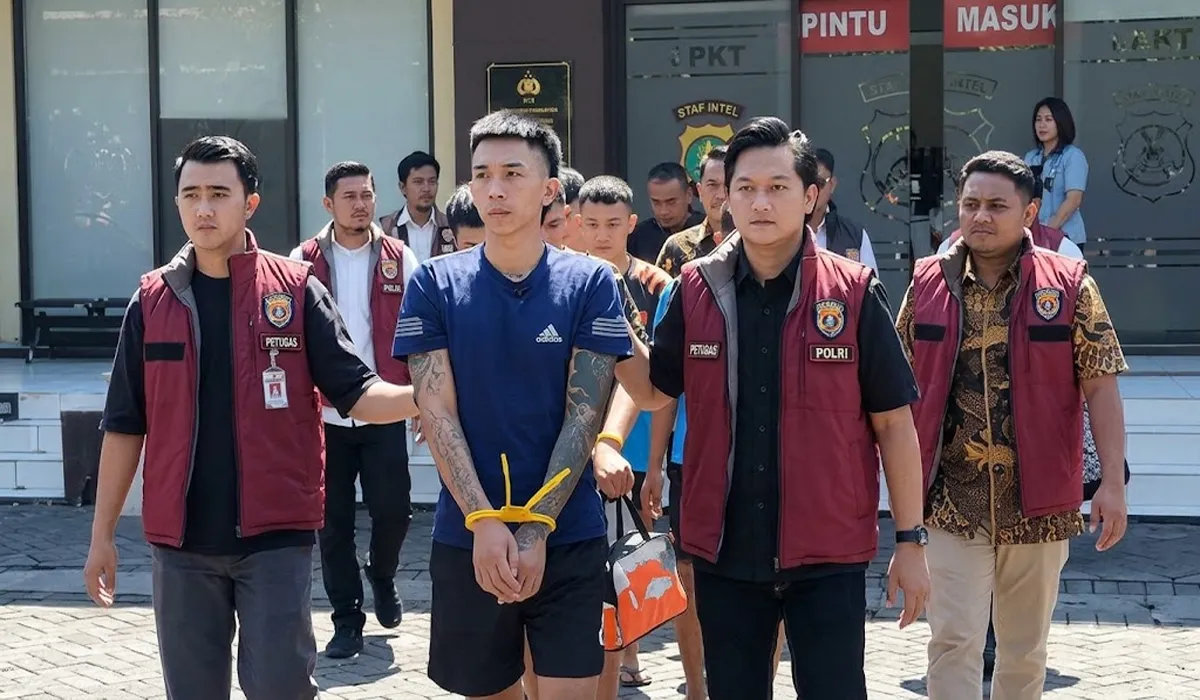 GEGER! 8 WN Vietnam Diciduk di Jawa Timur, Diduga Terlibat Sindikat Penipuan Online Internasional