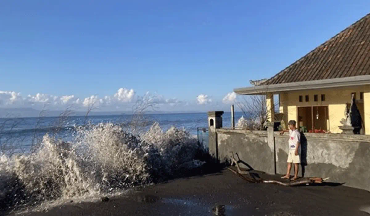 Geger Klungkung! Ombak Raksasa Hantam Rumah Warga Pantai Monggalan