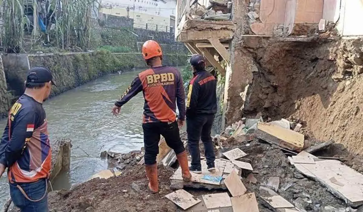 Gempar! TPT Sungai Cisuda Runtuh, Dua Rumah Warga Jadi Korban Parah