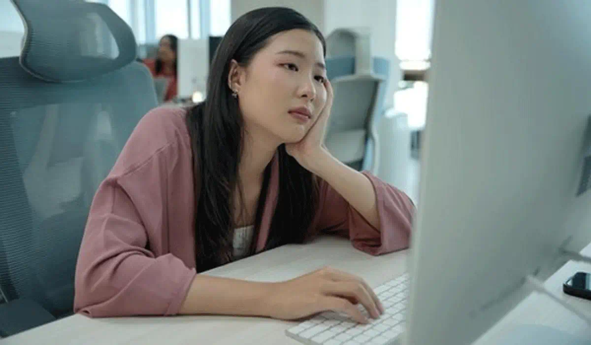 Gen Z Ramai-Ramai Lakukan ‘Job Hugging’, Fenomena Ini Ternyata Punya Alasan Tak Terduga