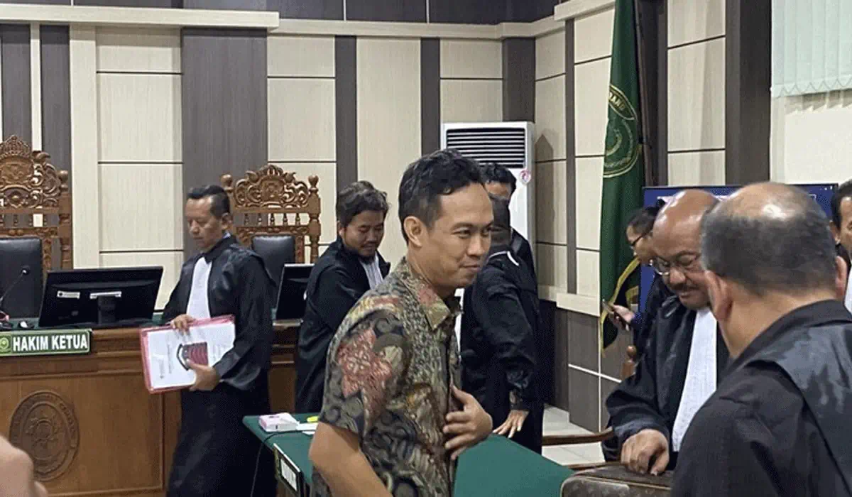 Heboh! Bupati Cilacap Didakwa Peras Anak Buah Rp568 Juta Demi THR