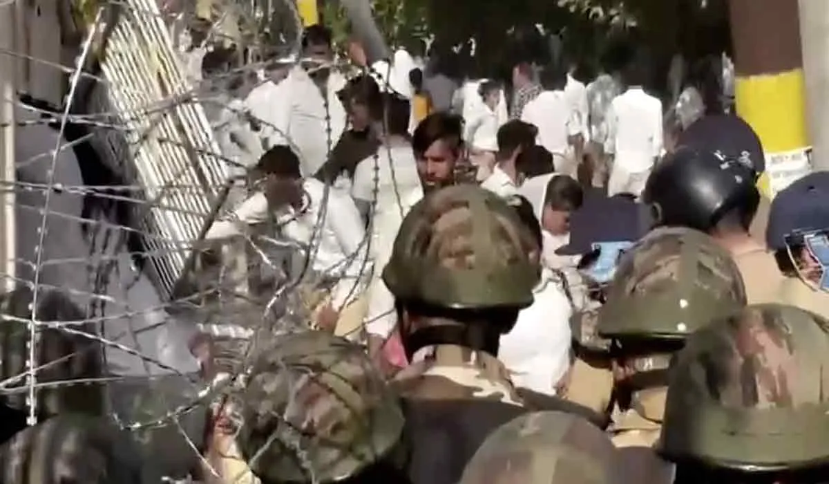 Heboh India! Demo Buruh Memanas, Mobil Aparat Dibakar Di Kerumunan