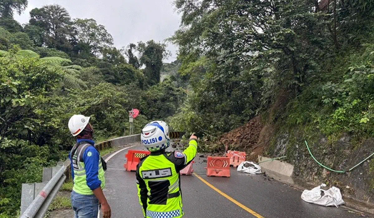 Jalur Padang-Bukittinggi Putus Total Akibat Longsor Lembah Anai
