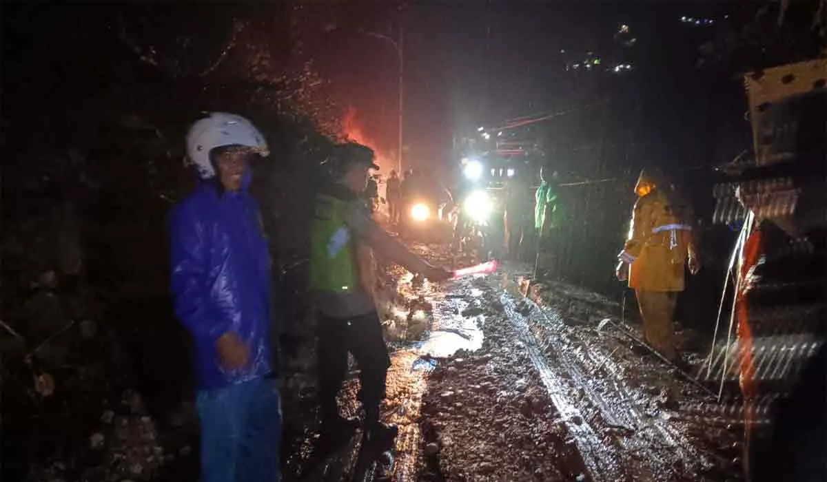 Mencekam Di Garut! 4 Longsor Serentak Tutup Jalur Utama, Warga Resah
