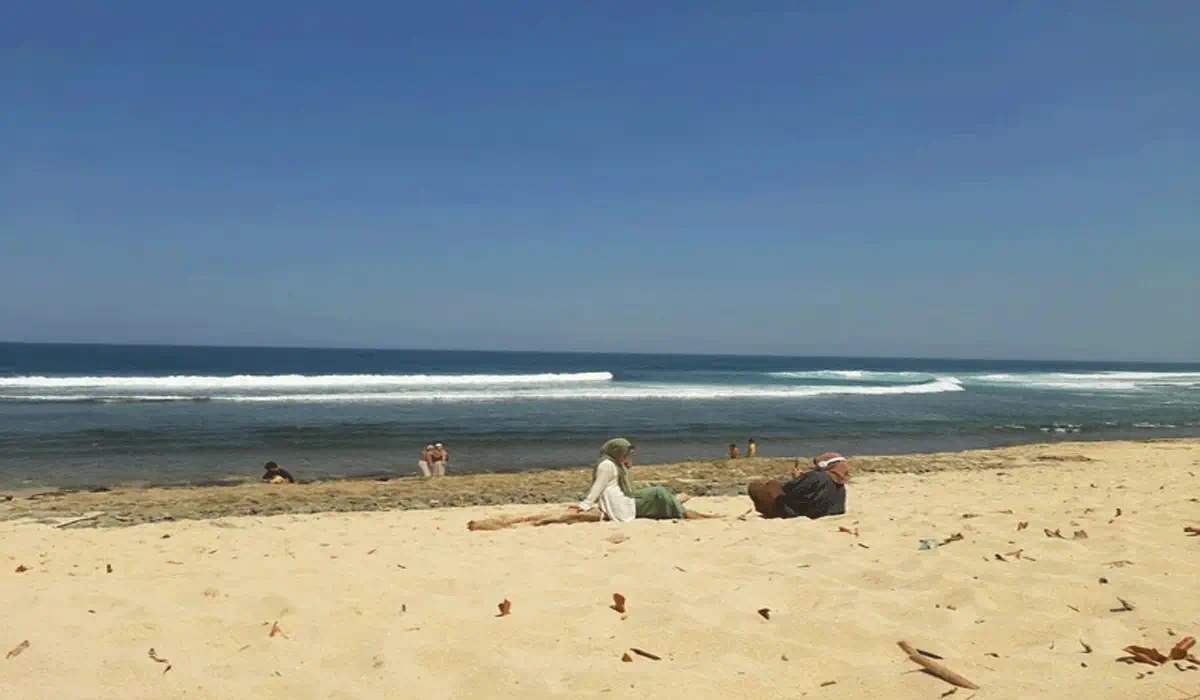 Pantai Cahaya Kendal Lagi Jadi Sorotan! Ternyata Bukan Sekadar Pantai, Ada Banyak Wahana Seru