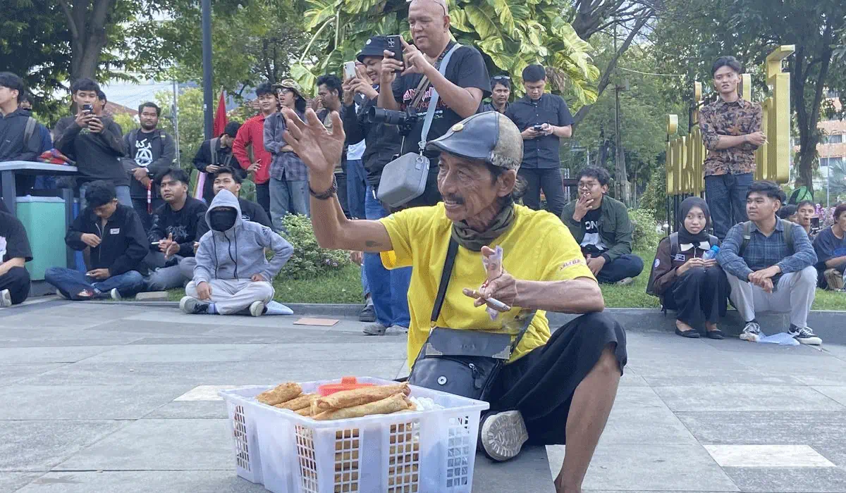Pedagang Keliling Surabaya Menjerit! Titip Pesan Menohok ke Prabowo: Tolong Lihat Nasib Rakyat Kecil