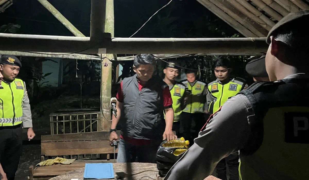 Geger! Polisi Razia Miras di Bantul, Ratusan Botol Dan Pemuda Diamankan