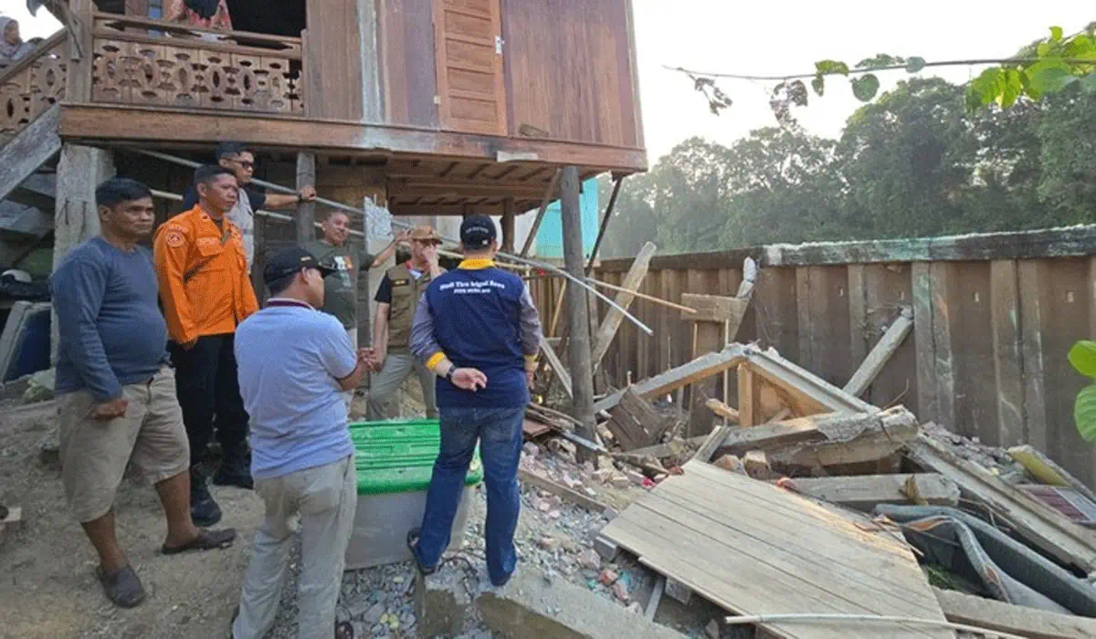 Rumah Lansia di Muba Tiba-Tiba Roboh, Dinding Sungai Bataleke Diduga Bergeser Bikin Warga Panik
