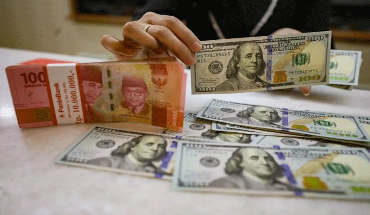 Rupiah Terjun Bebas! Sentuh Rp17.104 per Dolar, Ada Apa Sebenarnya?