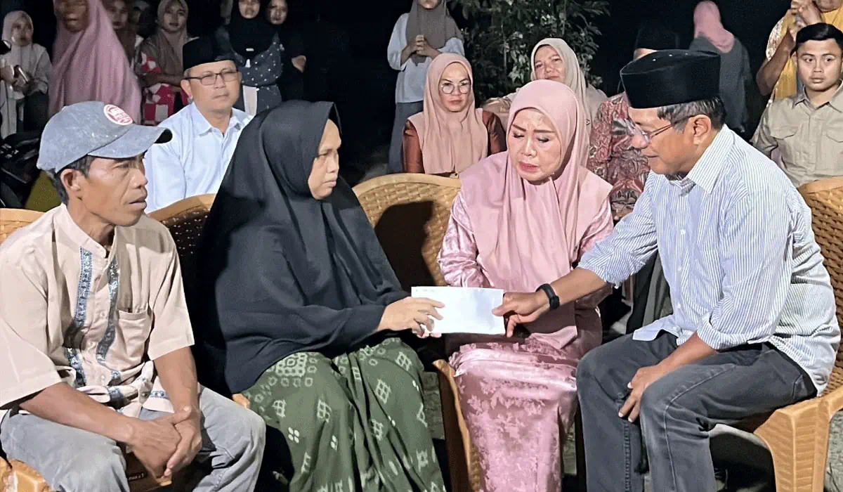 Tangis Pecah di Rumah Duka Pilubang, Bupati JKA Sampaikan Pesan Penting untuk Orang Tua