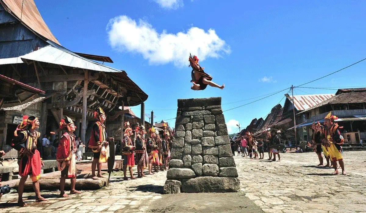 Tradisi Ekstrem Nias, Festival Lompat Batu Yang Bikin Deg-Degan