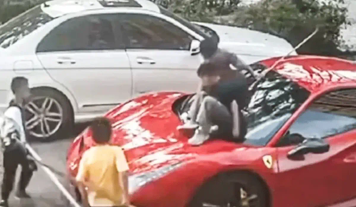 Viral! Bocah Jadikan Ferrari Mewah Perosotan, Orang Tua Kini Digugat Pemilik Mobil