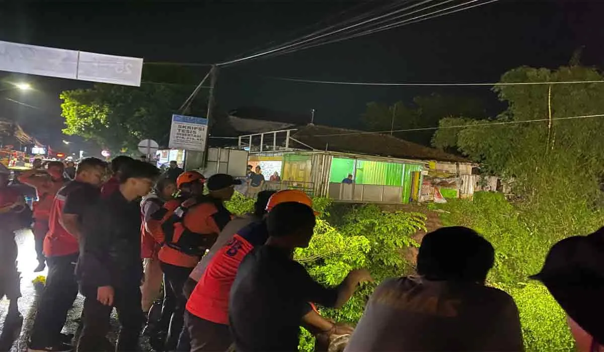 Warga Heboh Di Jembatan Pelus, Motor Terperosok, Satu Pembonceng Raib!