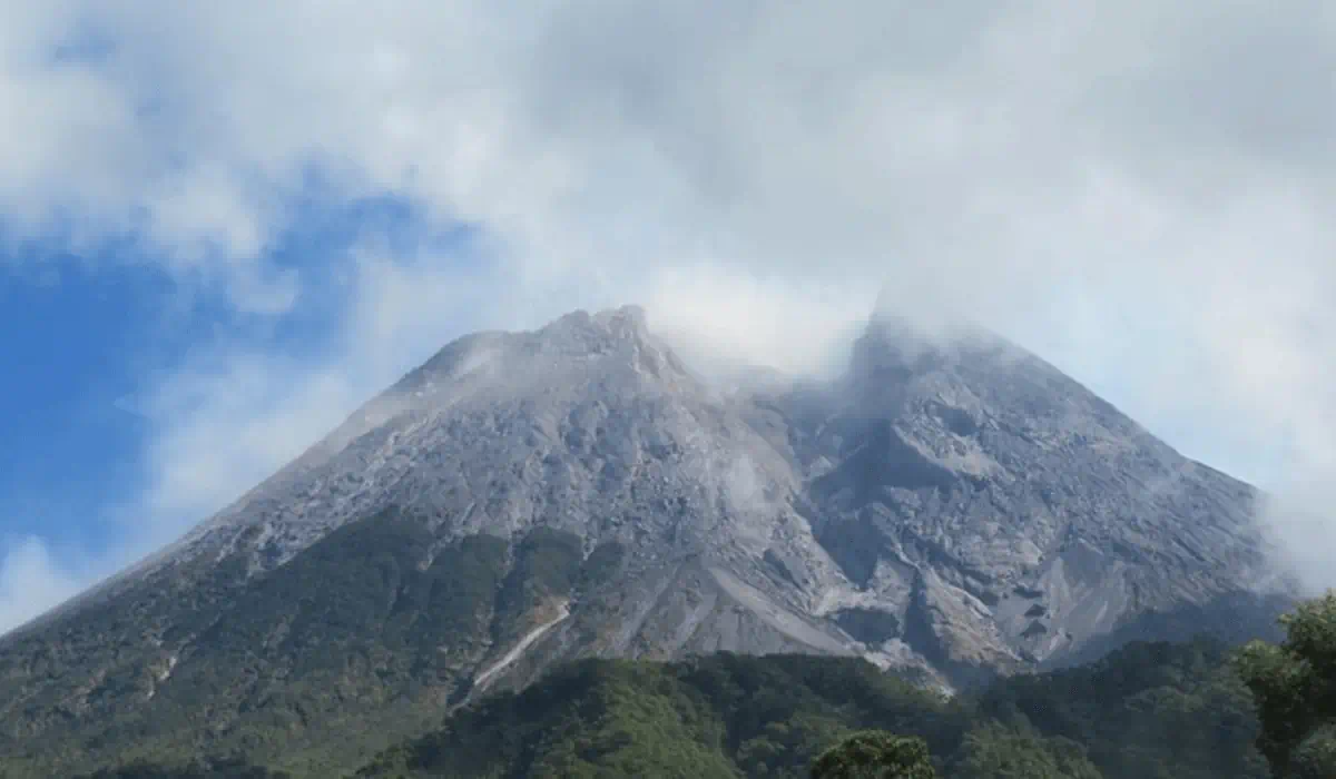 Warga Terkejut! Abu Merapi Turun Dan Tutupi 8 Desa Di Magelang