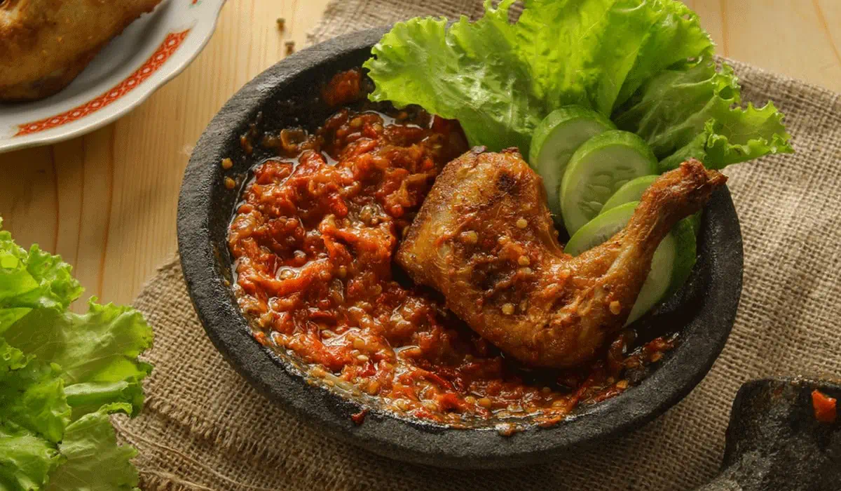 Rahasia Ayam Penyet Enak Ala Warung Terungkap, Bisa Kamu Buat di Rumah!